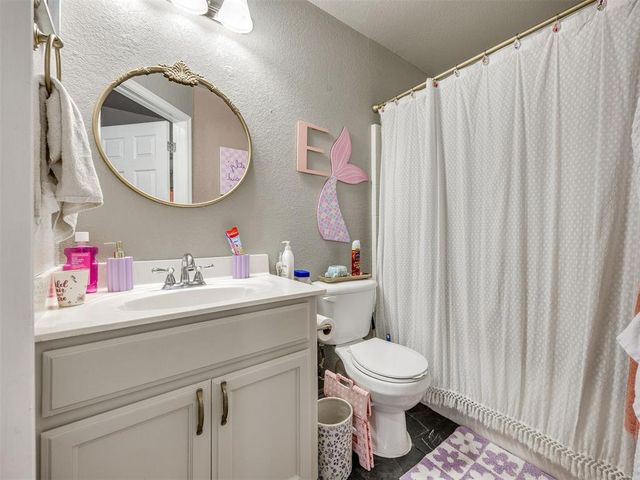 625 SW 38th Place, Moore, OK 73160