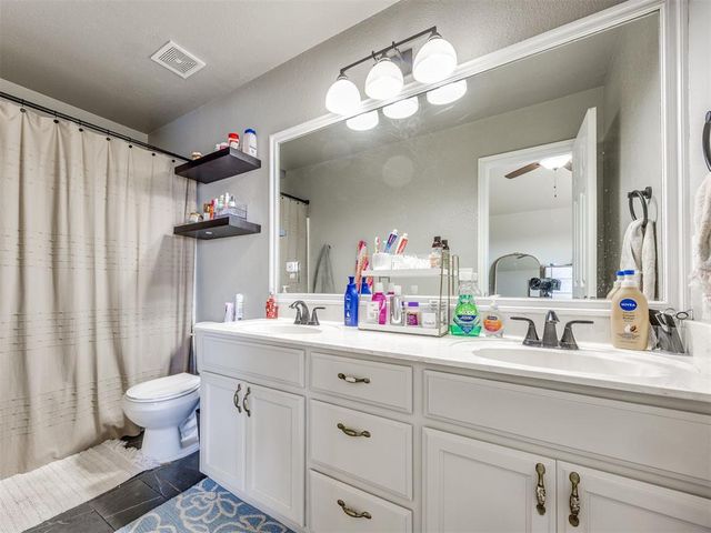625 SW 38th Place, Moore, OK 73160