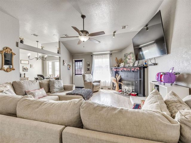 625 SW 38th Place, Moore, OK 73160