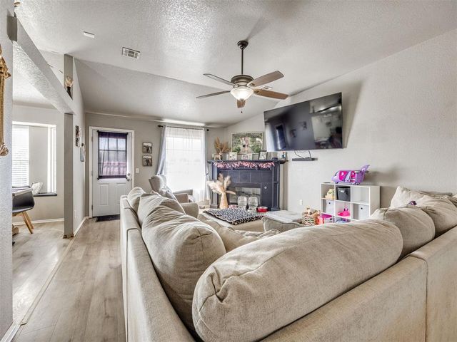 625 SW 38th Place, Moore, OK 73160