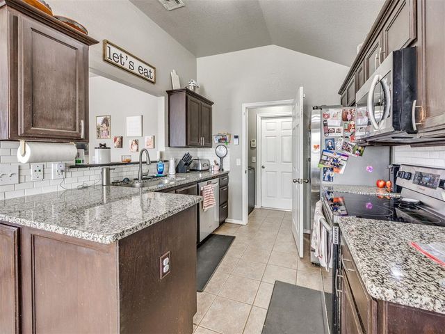 625 SW 38th Place, Moore, OK 73160
