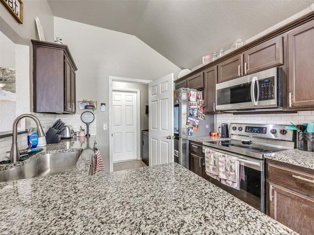 625 SW 38th Place, Moore, OK 73160