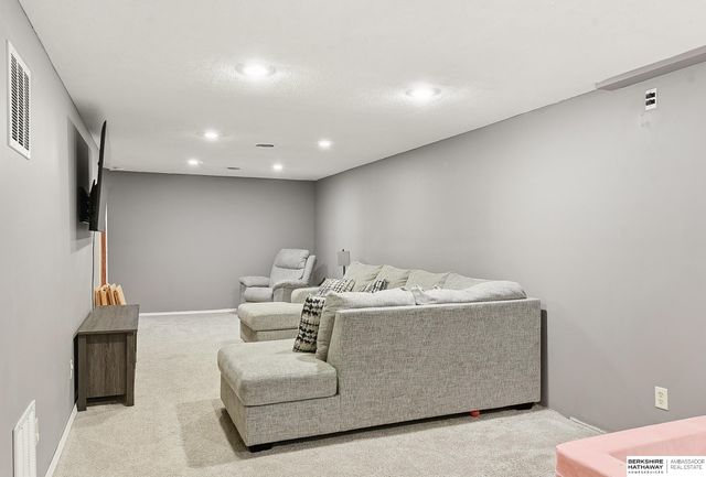 9818 Pratt Street, Omaha, NE 68134