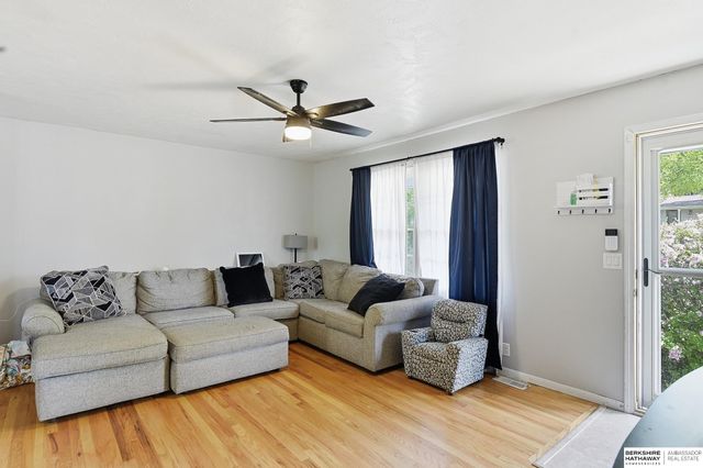 9818 Pratt Street, Omaha, NE 68134