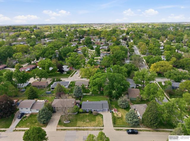9818 Pratt Street, Omaha, NE 68134