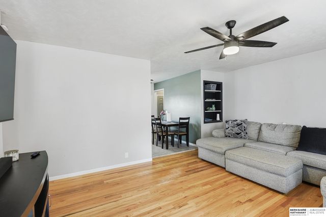 9818 Pratt Street, Omaha, NE 68134