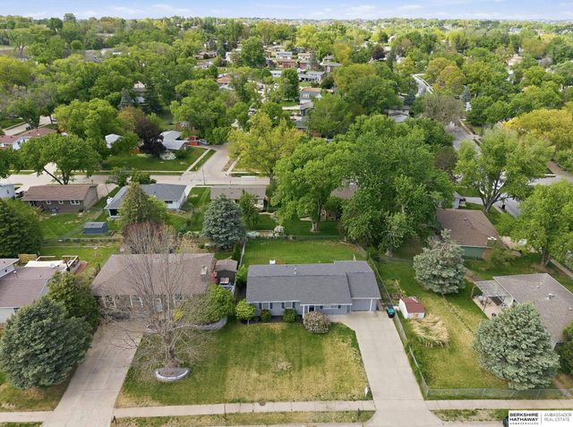 9818 Pratt Street, Omaha, NE 68134