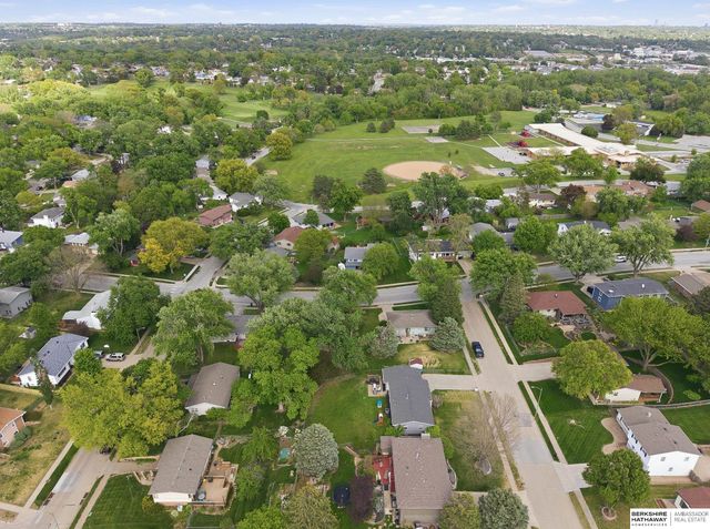 9818 Pratt Street, Omaha, NE 68134
