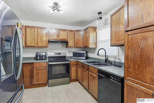 9818 Pratt Street, Omaha, NE 68134