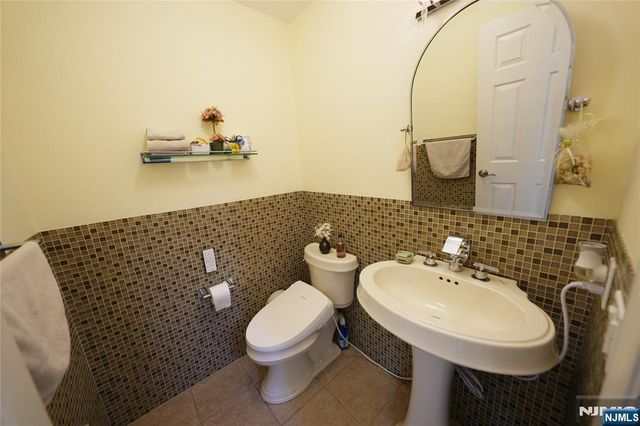 10 Queens Lane, Wayne, NJ 07470