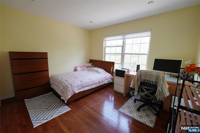 10 Queens Lane, Wayne, NJ 07470