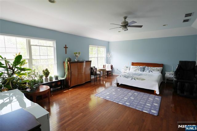 10 Queens Lane, Wayne, NJ 07470