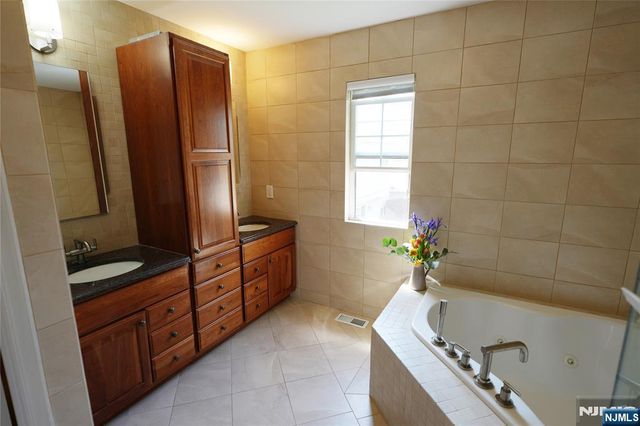 10 Queens Lane, Wayne, NJ 07470