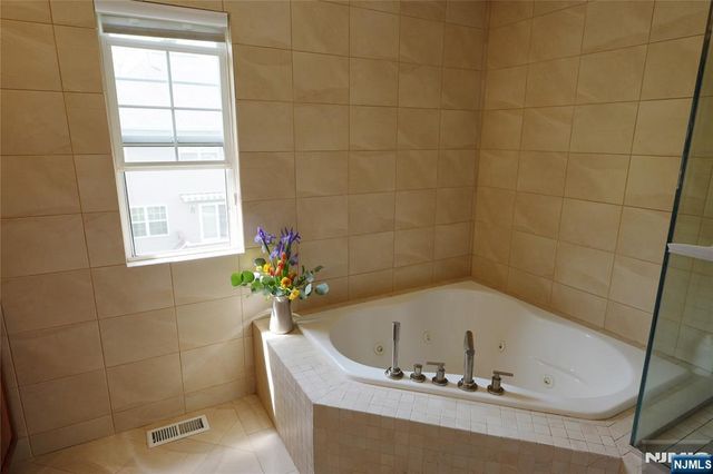 10 Queens Lane, Wayne, NJ 07470