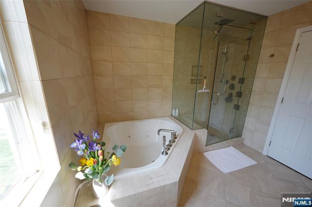 10 Queens Lane, Wayne, NJ 07470