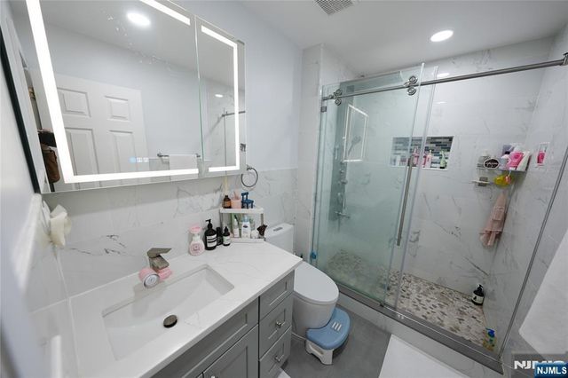 10 Queens Lane, Wayne, NJ 07470