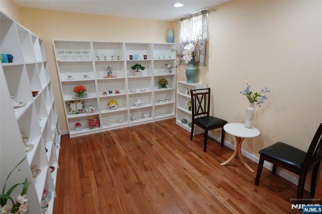 10 Queens Lane, Wayne, NJ 07470