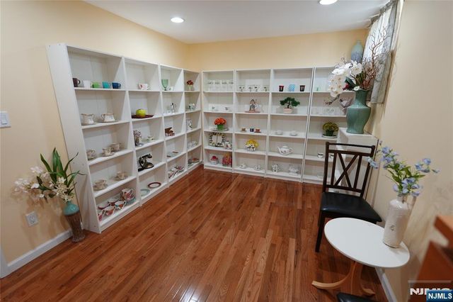 10 Queens Lane, Wayne, NJ 07470