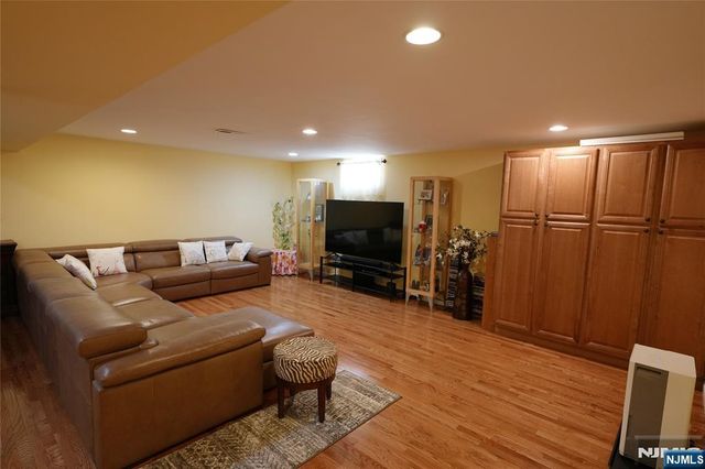 10 Queens Lane, Wayne, NJ 07470
