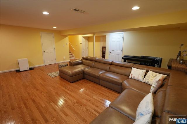 10 Queens Lane, Wayne, NJ 07470