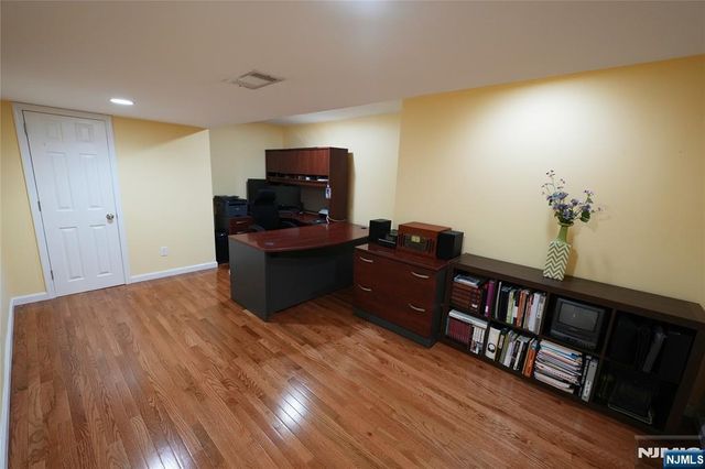 10 Queens Lane, Wayne, NJ 07470