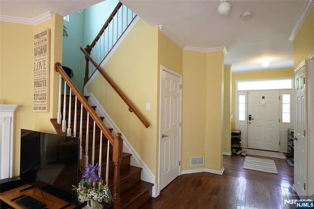 10 Queens Lane, Wayne, NJ 07470