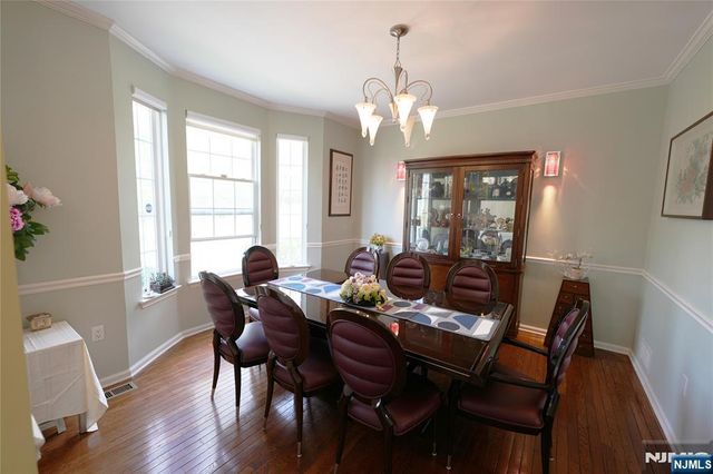 10 Queens Lane, Wayne, NJ 07470