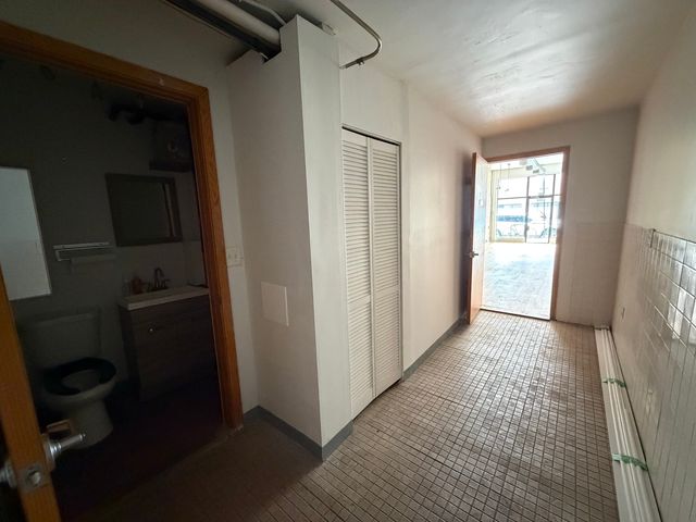 5237 N Damen Avenue, Chicago, IL 60625