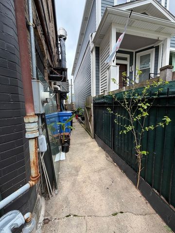 5237 N Damen Avenue, Chicago, IL 60625