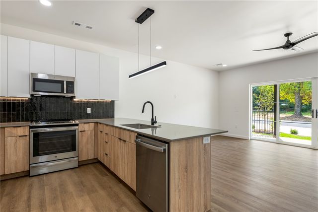 947 SE 10th Street, Bentonville, AR 72712