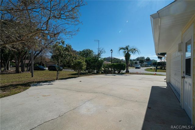 11929 W Riverhaven Drive, Homosassa, FL 34448