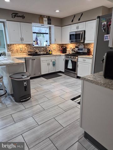 26 MULBERRY ST, Sicklerville, NJ 08081