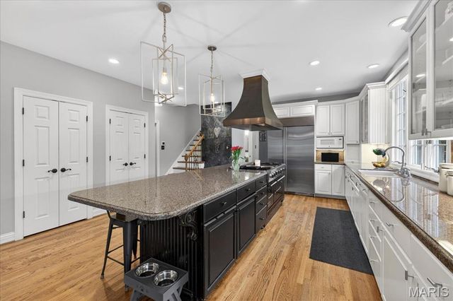 2221 Stonegate Manor Court, Chesterfield, MO 63017