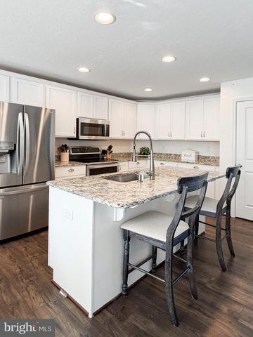 43 HUNTMASTER DR, Hanover, PA 17331
