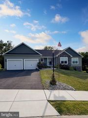 43 HUNTMASTER DR, Hanover, PA 17331