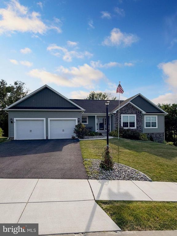 43 HUNTMASTER DR, Hanover, PA 17331
