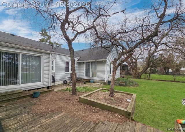 22449 Marine Avenue, Eastpointe, MI 48021