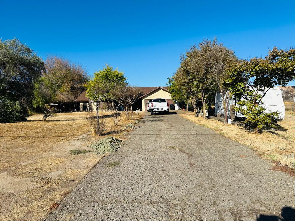 16564 Karen Rd, Madera, CA 93636