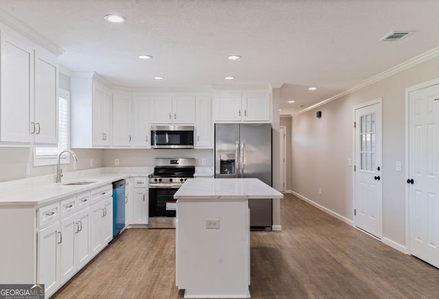 227 Twinn Lakes Drive, Baxley, GA 31513