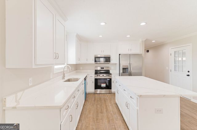 227 Twinn Lakes Drive, Baxley, GA 31513