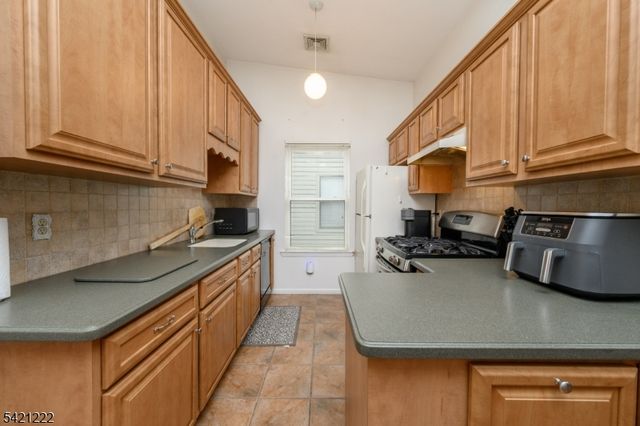 1614 Spruce Hills Dr, Glen Gardner Boro, NJ 08826