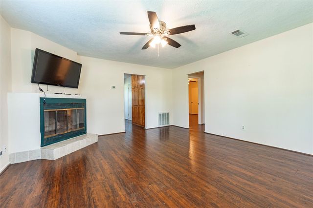 5383 Wilson Avenue, Alvin, TX 77511