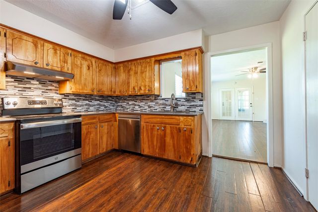5383 Wilson Avenue, Alvin, TX 77511