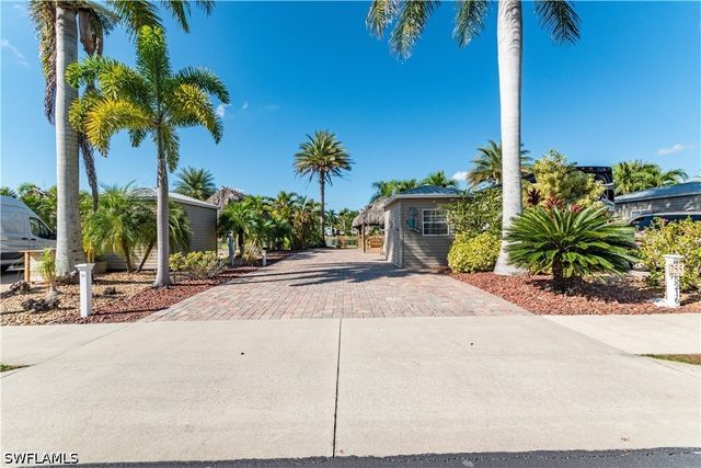 5216 Pineland Daisy TRL, Fort Myers, FL 33905