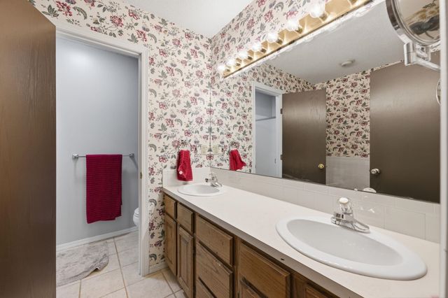 127 S Springwood, Derby, KS 67037