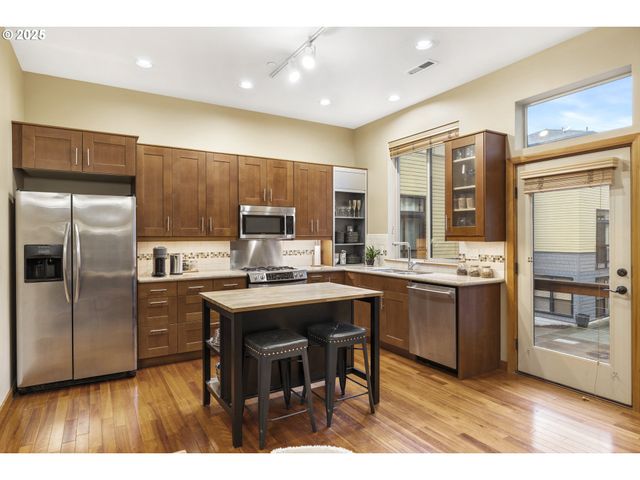 5115 S CORBETT Ave H, Portland, OR 97239