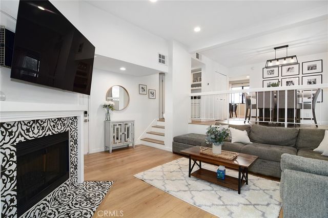 18741 Hatteras Street 1, Tarzana, CA 91356