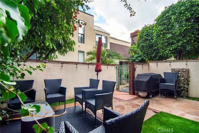 18741 Hatteras Street 1, Tarzana, CA 91356