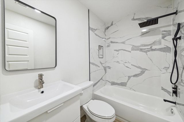 3217 Ripple Creek Circle, Baytown, TX 77521