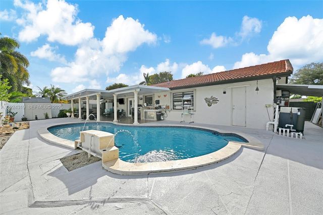 31 NW 133rd Pl, Miami, FL 33182